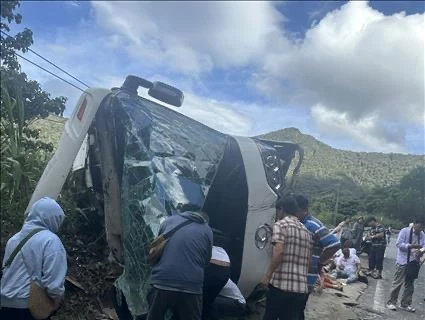 庆和省庆黎山口客车翻车，四名外国游客死亡