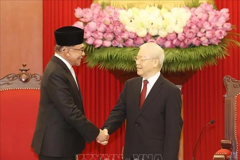 越共中央总书记阮富仲会见马来西亚总理安瓦尔