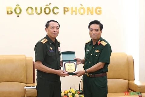 阮尹英中将会见老挝人民军总参谋部通信局代表