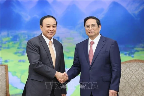 越南政府总理范明政会见老挝卫生部长本风·福马来西特
