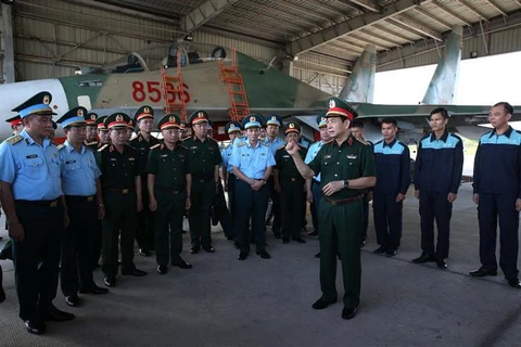 潘文江大将对越南人民军防空空军军种和第二军团司令部下属单位进行调研
