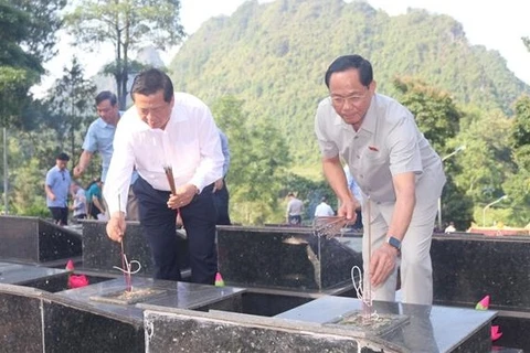 国会副主席陈光方看望高平省伤残军人和烈士家属并向其赠送礼物