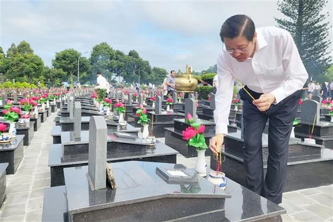 越共中央内政部部长潘廷镯在得乐省敬香缅怀英雄烈士