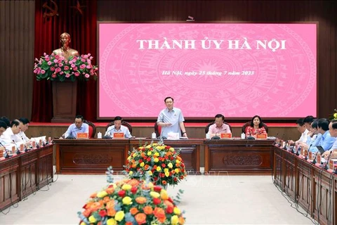 国会主席王廷惠与河内市委常委会举行工作会谈