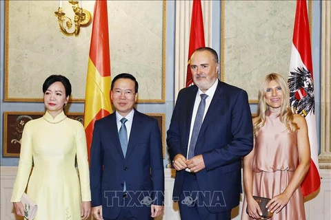 越南国家主席武文赏会见奥地利布尔根兰州州长汉斯·彼得·多斯科齐尔