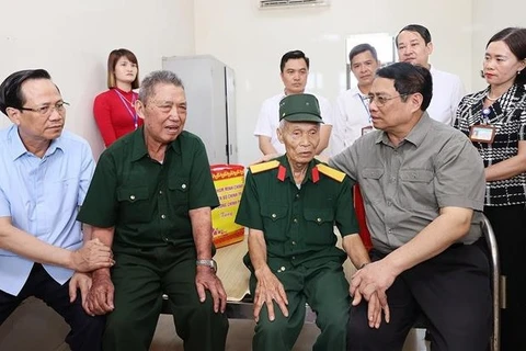 越南政府总理范明政慰问宁平省伤残军人和英雄母亲