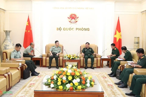 越南国防部副部长黄春战上将会见中国驻越南武官潘涛大校