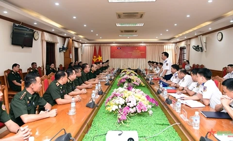 老挝人民军干部共青团工作业务培训班结业典礼在河内举行