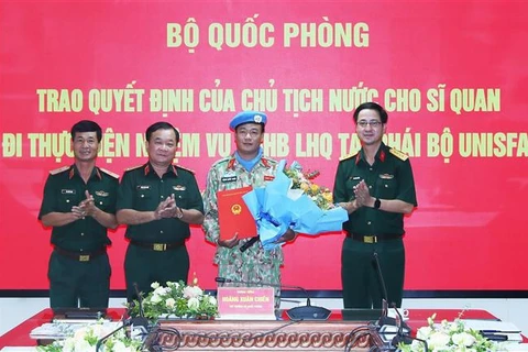 越南国防部向赴阿卜耶伊执行维和任务的军官颁发国家主席的决定