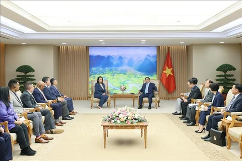越南政府总理范明政会见美国加利福尼亚州官员和企业代表团