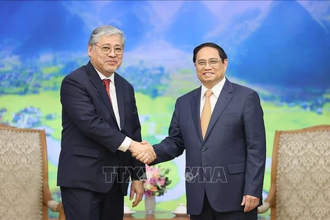 越南政府总理范明政会见菲律宾外交部长恩里克·马纳洛
