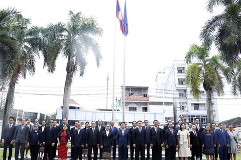 东盟成立日56周年：老挝隆重举行升旗仪式