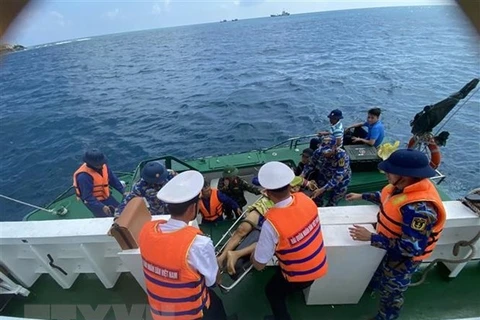 及时将海上遇险渔民送到长沙岛救治