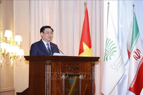 越南国会主席王廷惠在伊朗政治与国际问题研究所发表重要讲话