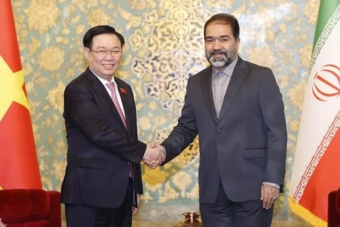 越南国会主席王廷惠会见伊斯法罕省省长莫尔塔扎维