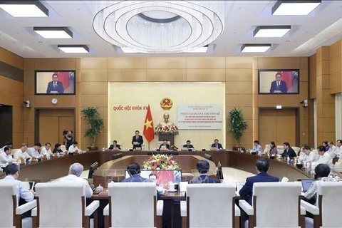 越南国会常务委员会探讨改革课程和教科书问题