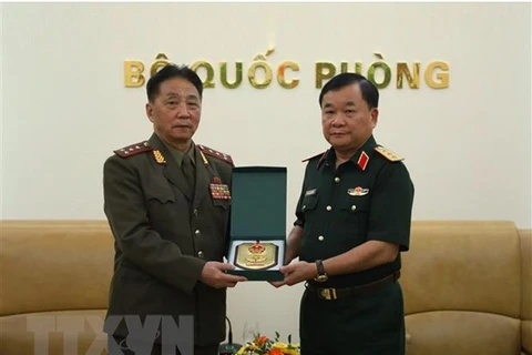 越南国防部副部长黄春战上将会见朝鲜驻越国防武官Kim Myong Chol大校