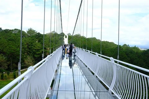 越南西原地区首座玻璃桥正式开门迎客