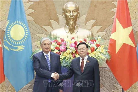 越南国会主席王廷惠会见哈萨克斯坦总统托卡耶夫