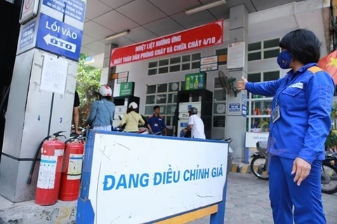 8月21日15时起越南国内油价每公升上涨600越盾以上