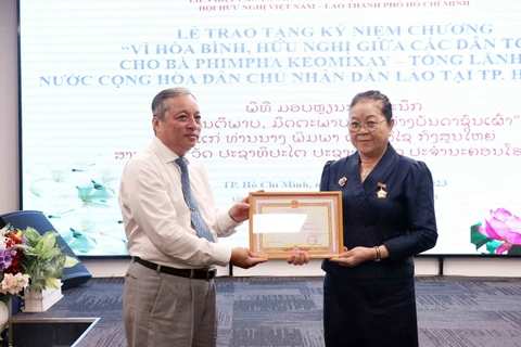 越南向老挝驻胡志明市总领事授予“致力于各民族和平友谊”纪念章