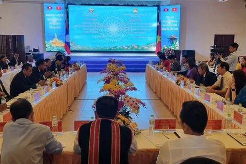 昆嵩省与老挝阿速坡和塞公两省分享阵线工作经验