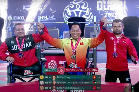 越南选手黎文功在2023年迪拜世界残疾人举重锦标赛上摘得桂冠