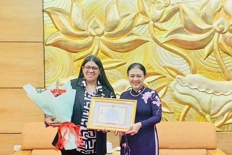 委内瑞拉驻越南大使塔蒂亚娜·普格·莫雷诺荣获越南友好组织联合会的最高荣誉纪念章