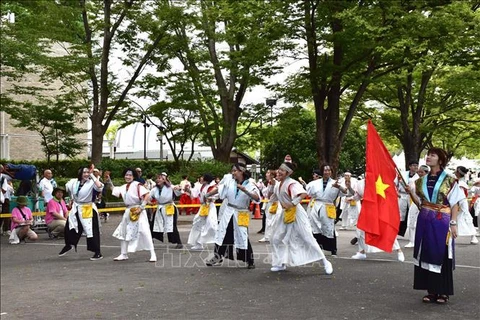 越日关系50周年：越南舞蹈队在日本鸣子舞节上演出