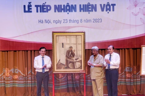 胡志明博物馆接收三幅有关胡志明主席的画作 