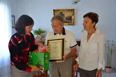 越南新闻博物馆向法国友人颁发文献捐赠证书