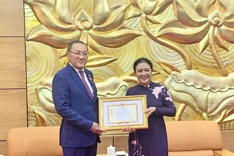 越南向哈萨克斯坦驻越大使授予和平友谊奖章