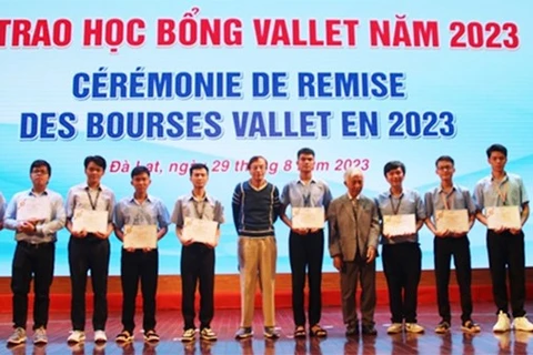向越南七省份学生颁发瓦莱奖学金