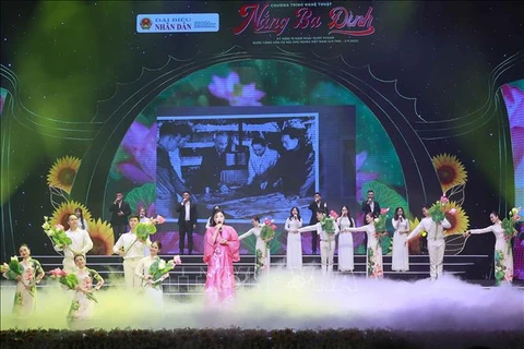 越南国会主席王廷惠出席特别文艺晚会“巴亭阳光”