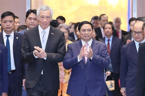 范明政总理和李显龙总理出席越新投资合作促进会