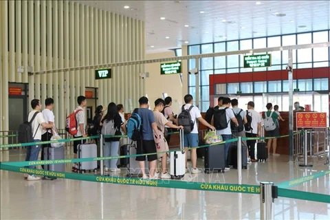 谅山省友谊国际口岸：通过电子签证出入境更加方便
