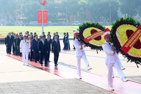 越南国庆78周年：越南党和国家领导入陵瞻仰胡志明主席遗容