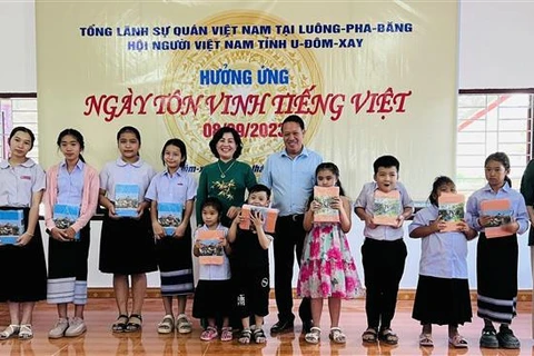旅居老挝越南人响应越南语日