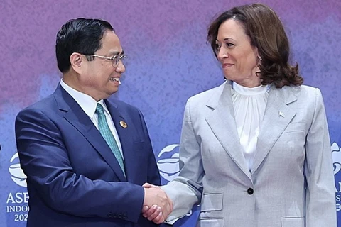 越南政府总理范明政与美国副总统举行双边会晤