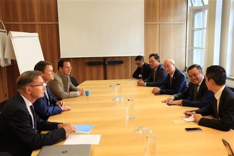 河内市人民委员会主席陈士青对瑞士进行访问