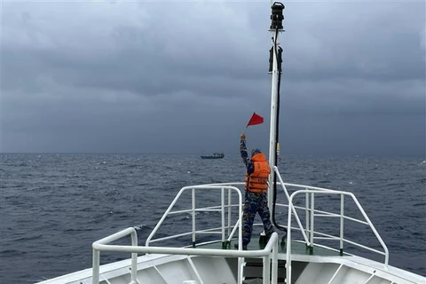越南海军第四海区成功营救长沙水域遇险渔船