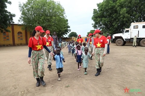 越南二号工兵队开展帮助阿卜耶伊儿童的活动