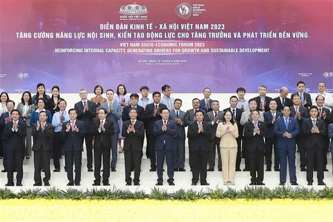 越南国会主席王廷惠出席2023年越南经济社会论坛开幕式并发表重要讲话