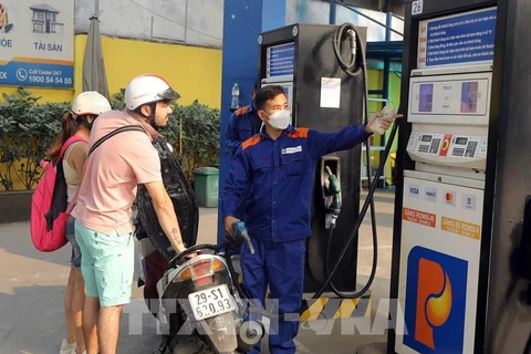 9月21日下午越南国内汽油零售价上调近900越盾