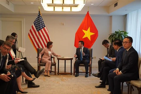 越南工贸部长阮鸿延会见美国商务部长雷蒙多