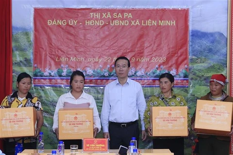 越南国家主席武文赏看望慰问在老街省山洪中受损家庭
