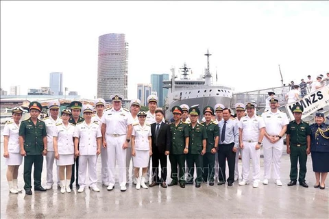 新西兰两艘海军舰艇对越南进行友好访问