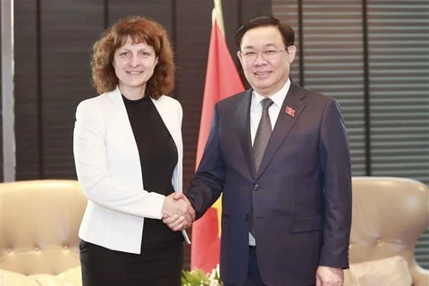 越南国会主席王廷惠会见保加利亚和丹麦知名企业高层