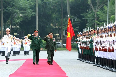 老挝人民军总政治局代表团访问越南