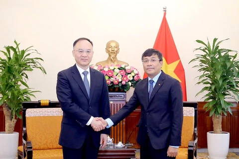越南外交部常务副部长阮明宇同中国外交部部长助理农融举行会谈